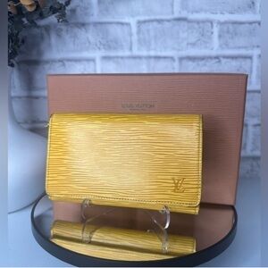 Louis Vuitton Porte Monet Vietresor Epi M63509
Bifold orange purple snap close